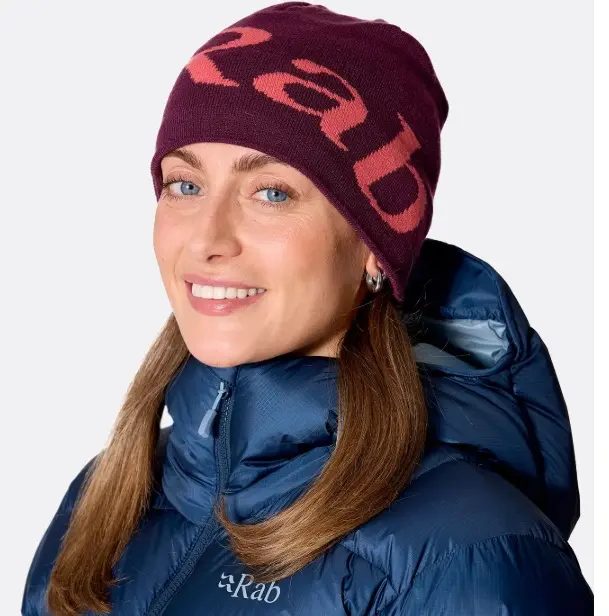 rab-gorro-logo-beanie-mulberry.webp