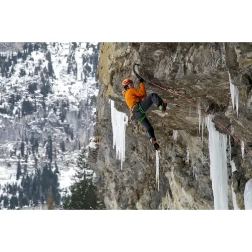 petzl-piolet-nomic-accion.webp