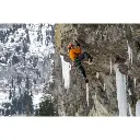 petzl-piolet-nomic-accion.webp
